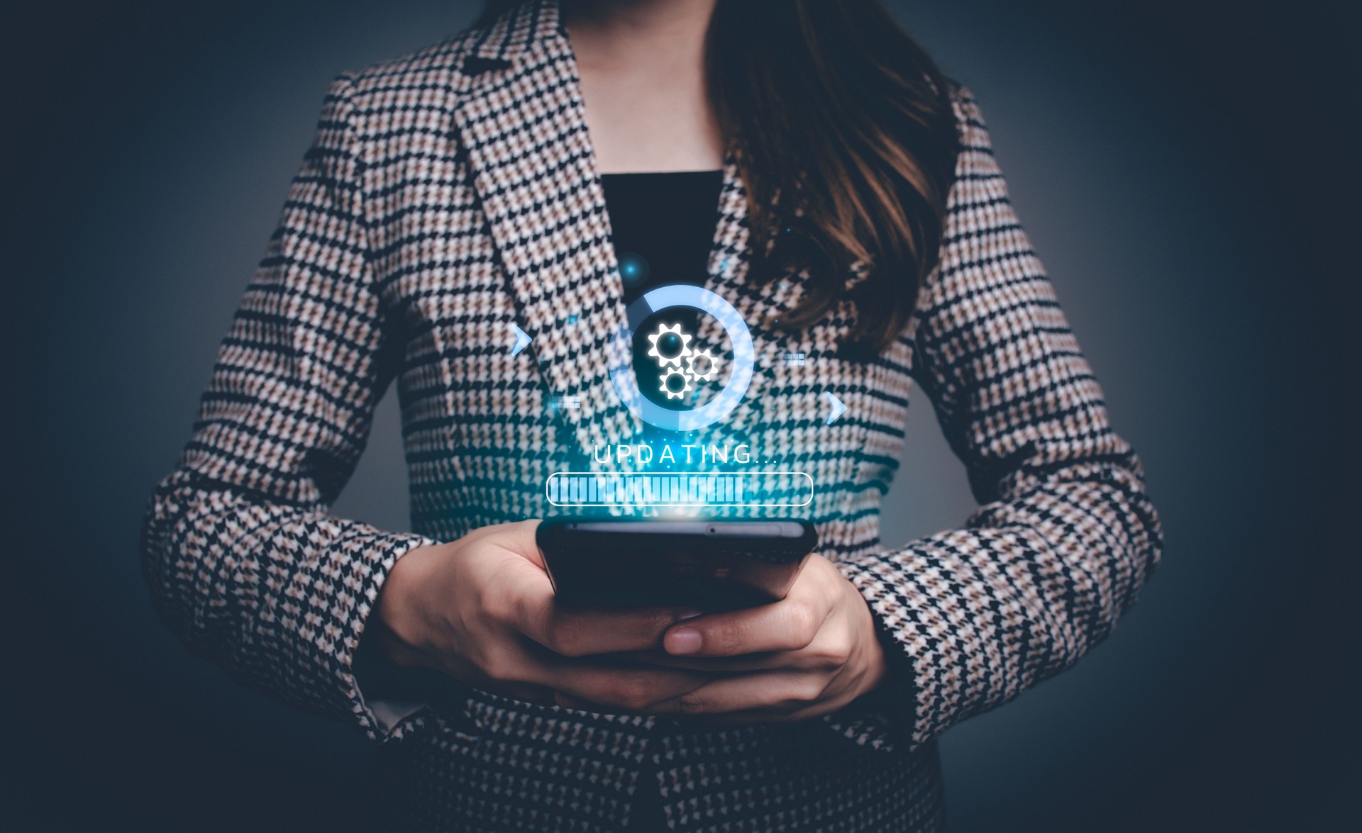 Mise à niveau du programme de technologie d’entreprise Internet sur écran virtuel. barre de chargement avec l’installation de la mise à jour pour une meilleure qualité. Concept de technologie Internet. Femme utilisant un logiciel de programme de mi