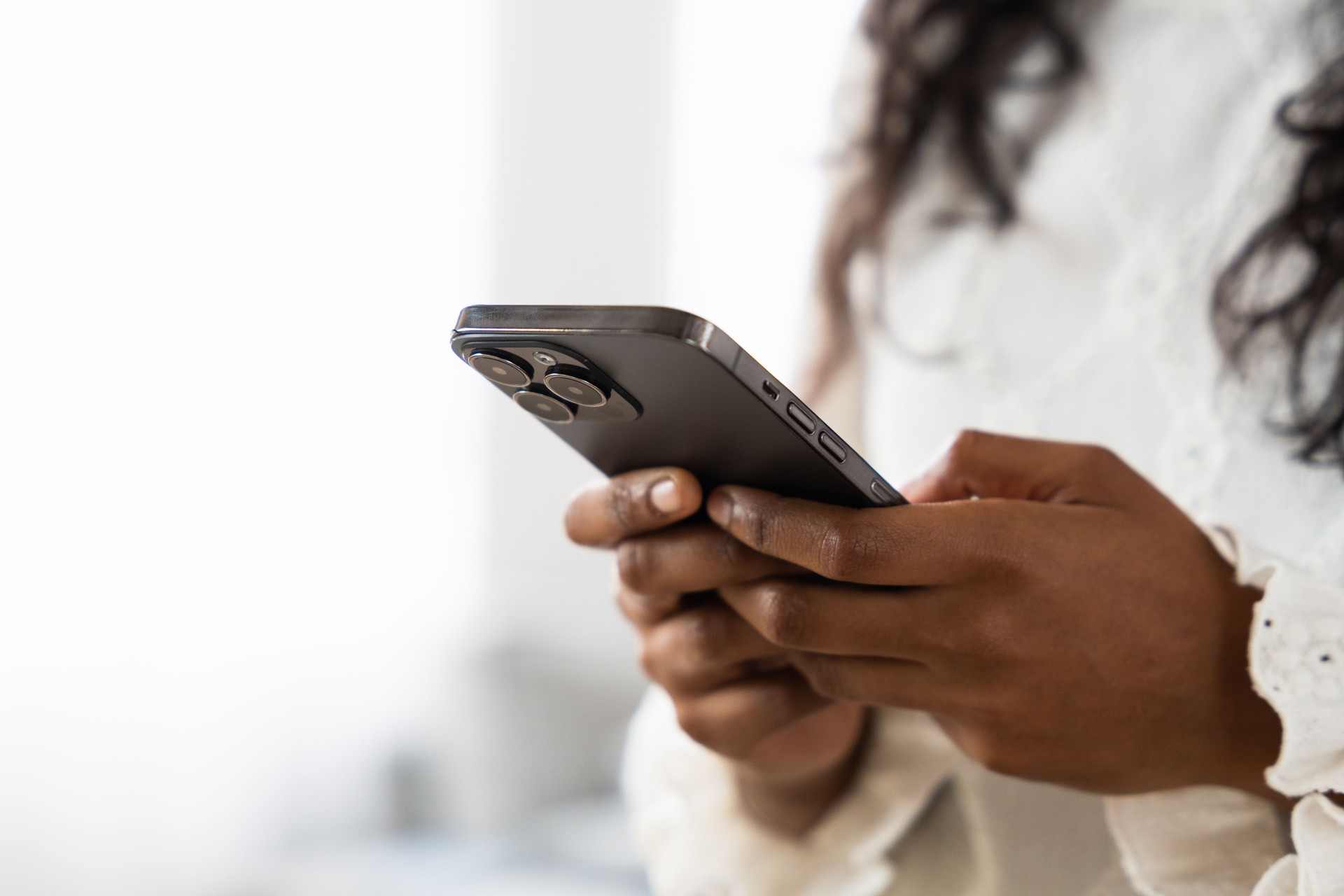 Gros plan sur les mains à l’aide d’un téléphone.
