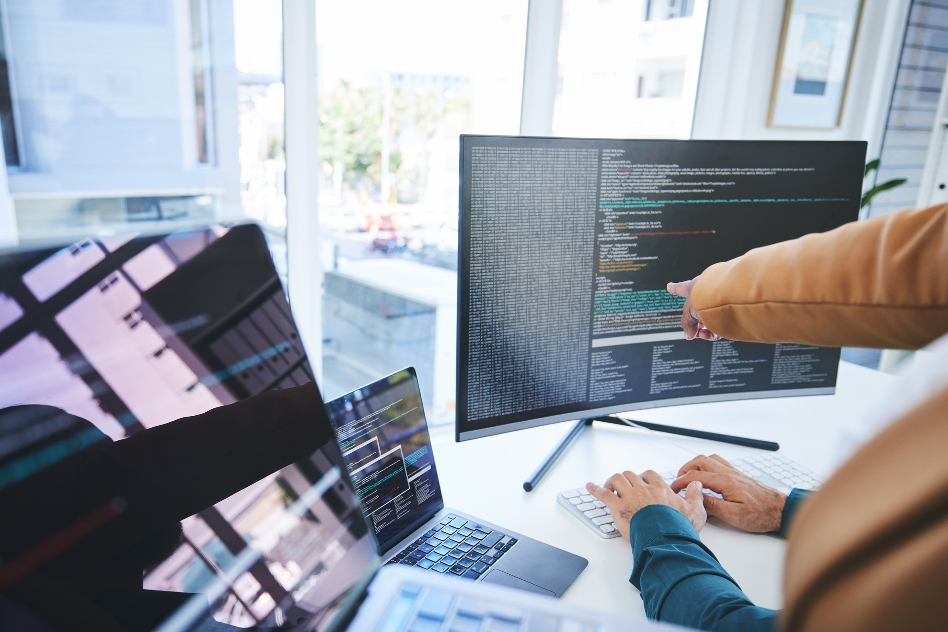 Gros plan, manager et travailleur avec écran d’ordinateur, programmation ou formation avec trading, coaching ou mentor. Conseil, superviseur ou employé avec ordinateur, codage ou cybersécurité avec programmeur ou fintech